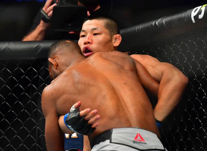 Neil Magny fights Li Jingliang